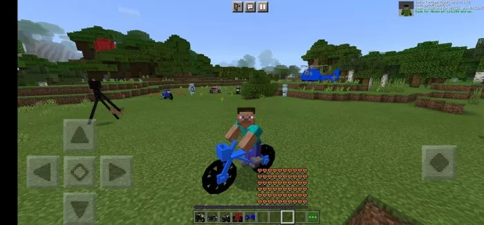 Игрок едет на синем велосипеде
